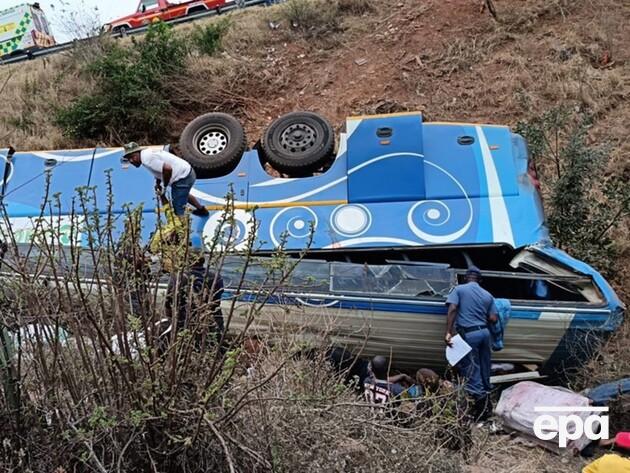 У гірській місцевості ПАР зірвався автобус. Загинуло понад 40 людей