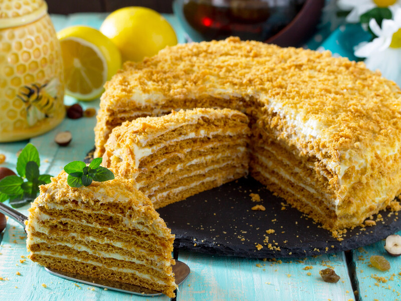 Просто смажьте этим кремом коржи, оставьте на четыре часа – и получите невероятный медовик