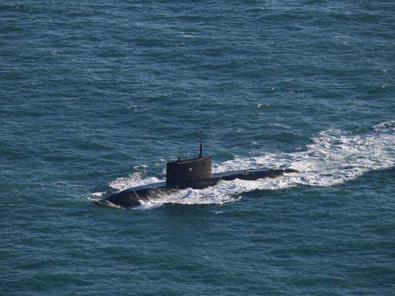 "Ковыляет домой". Рютте потроллил подлодку РФ, которая всплыла у побережья Франции