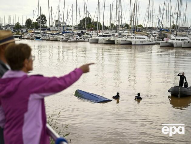 Потоки зносять усе на своєму шляху, люди заблоковані в автомобілях. У Каталонії – сильна повінь. Фото