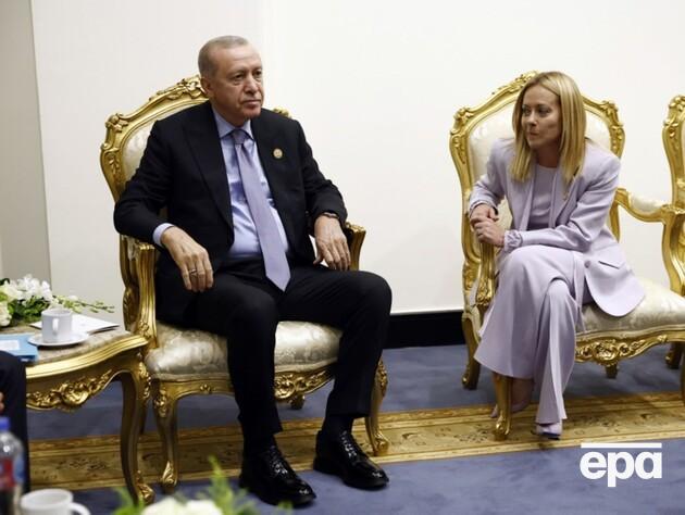 Эрдоган публично отчитал Мелони за вредную привычку. Она в ответ заговорила об убийстве. Видео