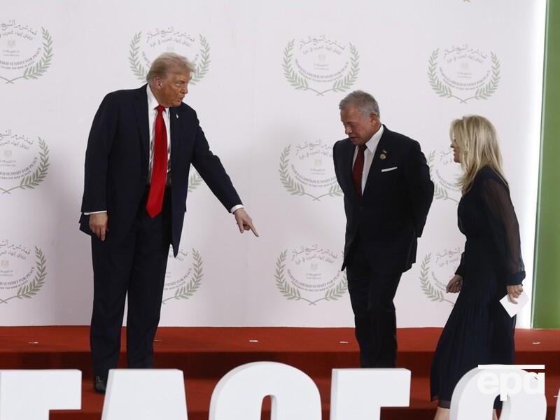 "Полетів", "підписав історичну угоду", "полетів назад". Білий дім розповів про день Трампа. Фото