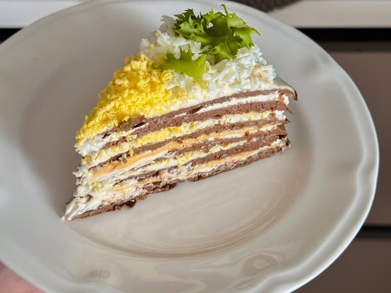 Ці кулінарні хитрощі допоможуть приготувати неймовірно ніжний і смачний печінковий торт. Рецепт