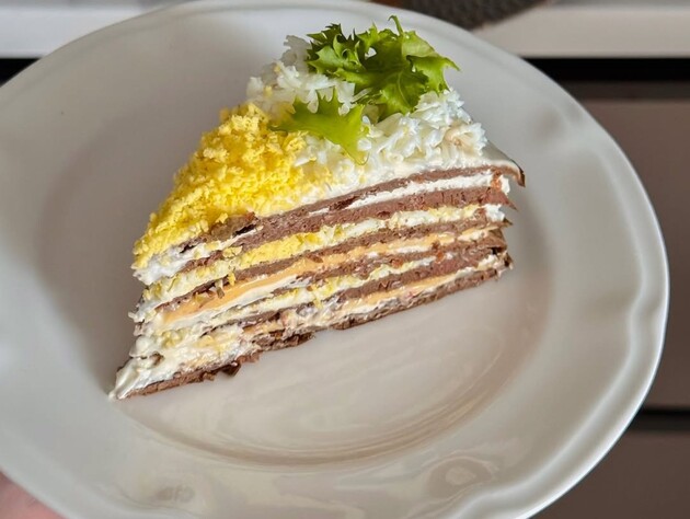 Ці кулінарні хитрощі допоможуть приготувати неймовірно ніжний і смачний печінковий торт. Рецепт