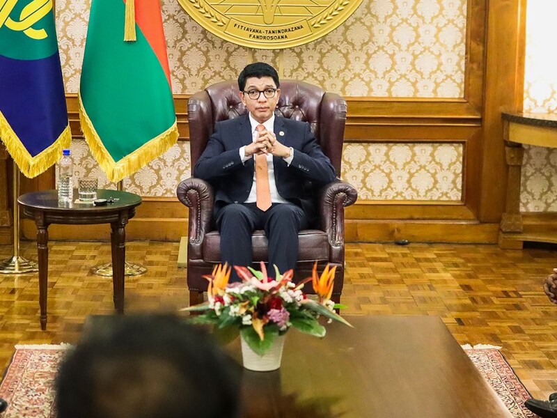 С Мадагаскара сбежал президент, СМИ пишут о причастности Франции