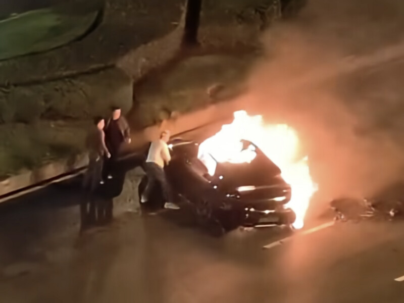 Двері електромобіля не відчинялися, і водій загинув у пожежі. Після смертельної ДТП акції Xiaomi почали падати