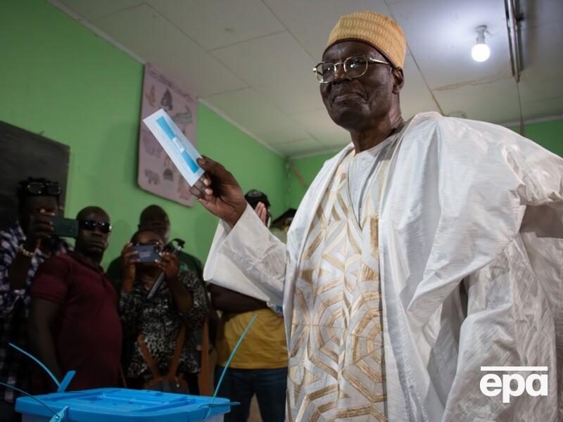 У Камеруні опозиціонер оголосив про свою перемогу на виборах над найстарішим у світі президентом