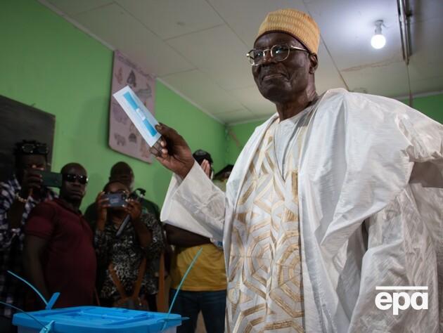 В Камеруне оппозиционер объявил о своей победе на выборах над старейшим в мире президентом