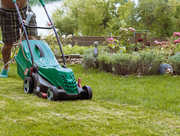 Чи варто зливати пальне з газонокосарки перед зимою. Що кажуть експерти