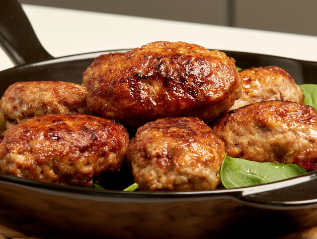 500 г курячого філе, цибуля, трохи сиру  – і смачними рубленими котлетами смакуватиме вся сім'я