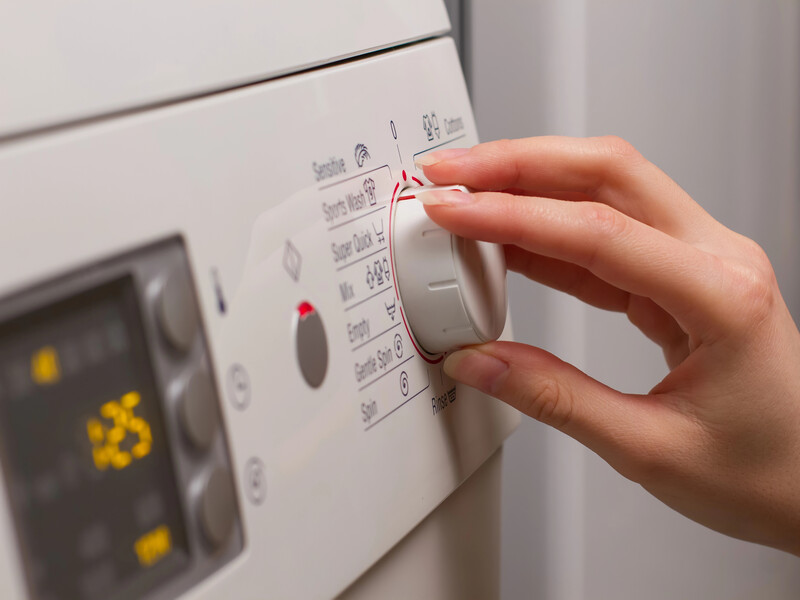 Вот что нужно бросить в стиралку, чтобы избавиться от неприятного запаха. Секрет для домашнего уюта