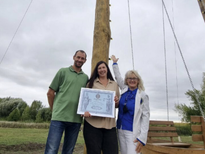 "Если раскачаться – можно руками поколошматить тучки". На Волыни установили самые высокие качели в Украине 