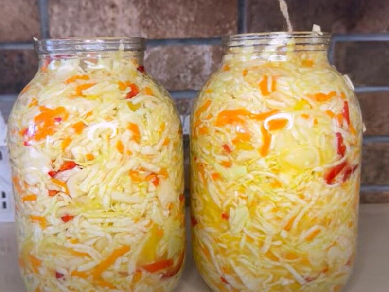 Все готовят на зиму этот овощной салат за 15 минут. Сделайте так же – и капуста будет сочная и хрустящая