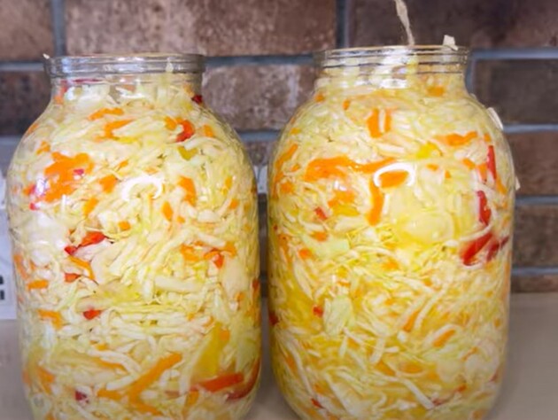 Все готовят на зиму этот овощной салат за 15 минут. Сделайте так же – и капуста будет сочная и хрустящая