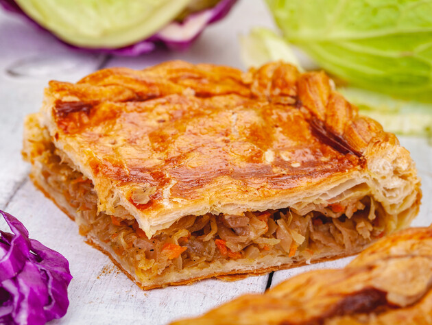 Просто смешайте все ингредиенты в миске. Рыхлое и мягкое тесто для заливного пирога