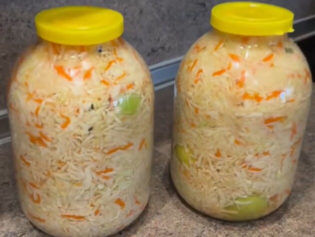 Приготовьте на зиму настоящую квашеную капусту – сочную, полезную и хрустящую. Рецепт без уксуса и сахара