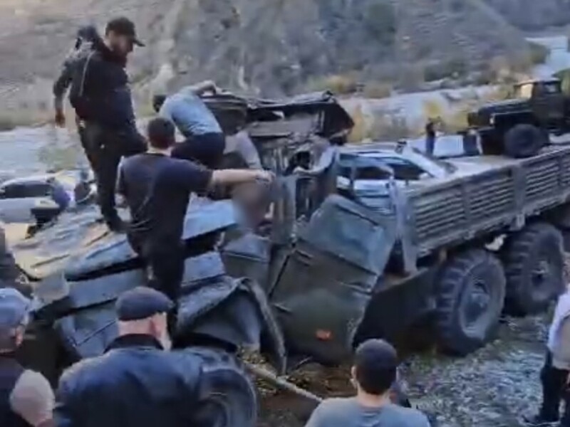"Взял на лобовой таран". В Дагестане перевернулся грузовик с росгвардейцами, есть погибшие. Видео