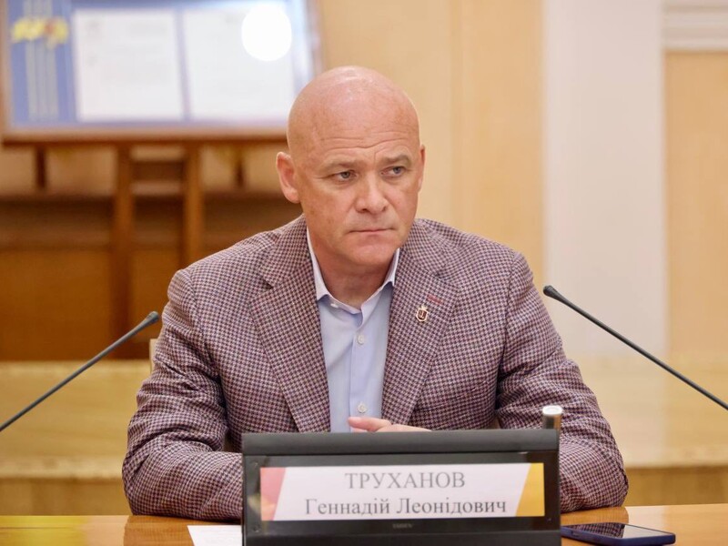 Труханов заявив, що його паспорт підписано у в'язниці РФ. Підробкою його вважає Грозєв