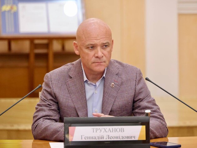 Труханов заявив, що його паспорт підписано у в'язниці РФ. Підробкою його вважає Грозєв