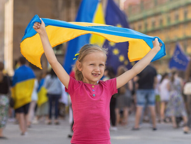 Фонд Рината Ахметова опубликовал советы психолога, как ребенку за границей сохранить связь с родиной 