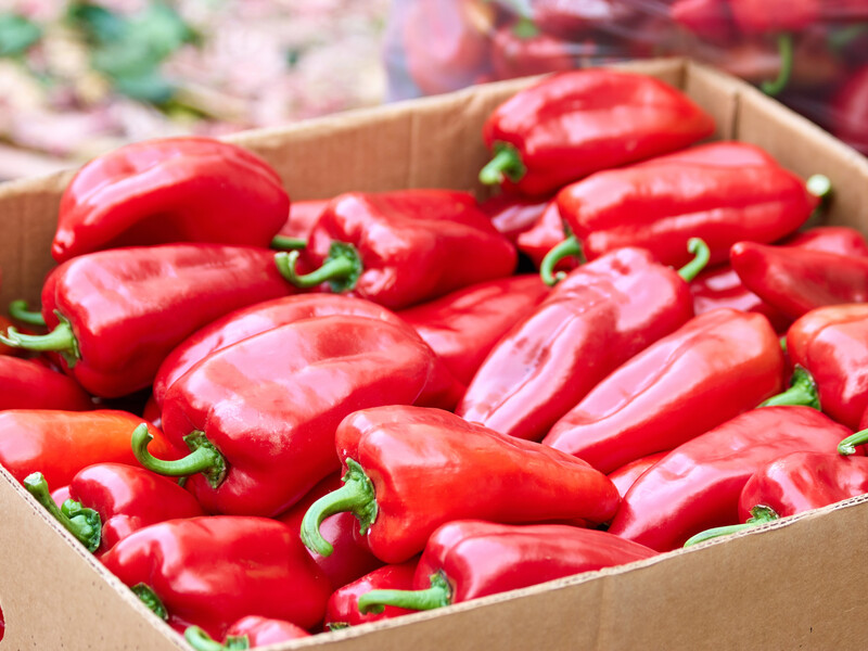 Заверните в это каждый овощ – и перец останется свежим и упругим до Нового года. Секретный лайфхак