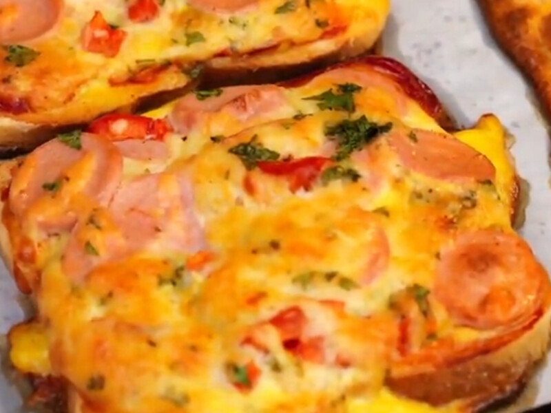 Ці гарячі бутерброди завжди виходять дуже смачними, а готуються з того, що є на кухні. Рецепт
