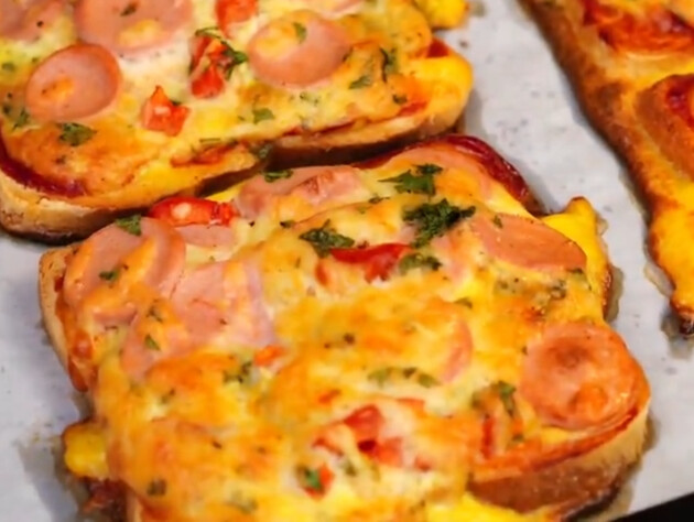 Эти горячие бутерброды всегда получаются безумно вкусные, а готовятся из того, что есть на кухне. Рецепт