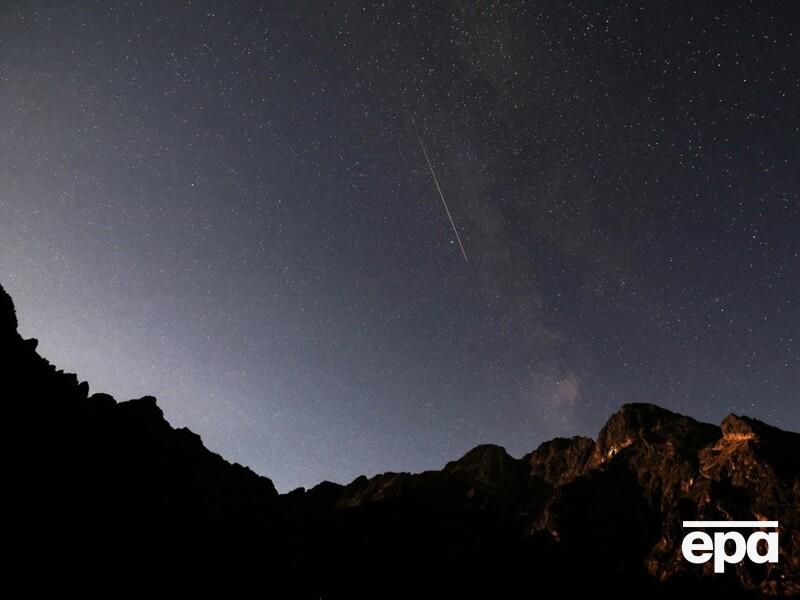 До Землі наближається комета. Астрофотограф зняв, як сонячний вітер зриває її хвіст