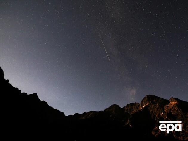 К Земле приближается комета. Астрофотограф заснял, как солнечный ветер срывает ее хвост