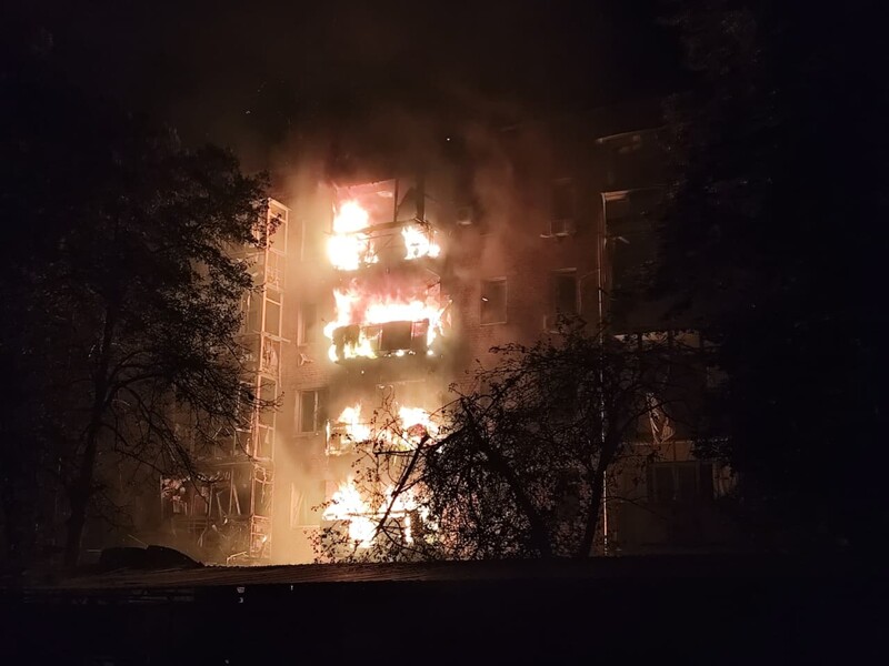 Россияне массированно атаковали Нежин. В городе попадание в "Новую почту" и многоэтажку