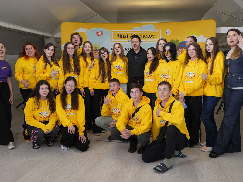 "Здесь растут будущие инфлюэнсеры". Певец Никита Алексеев выступил в "Блогер Кемпе"