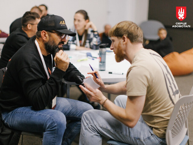 Оборонці Маріуполя навчаються, щоб допомагати іншим долати травму війни