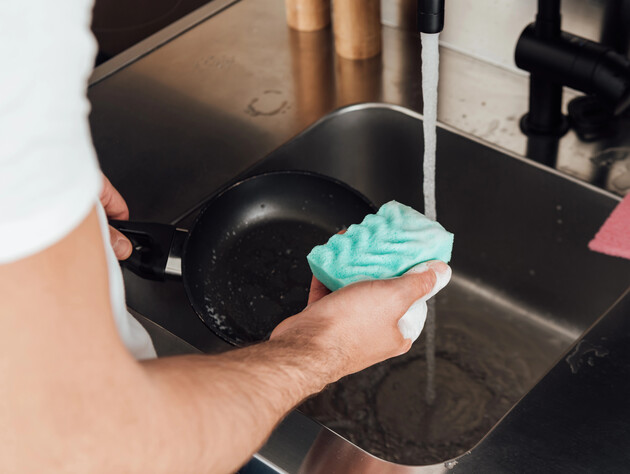 Сковорода засяє як нова, якщо змішати це з мийним засобом. Простий лайфхак без агресивної хімії