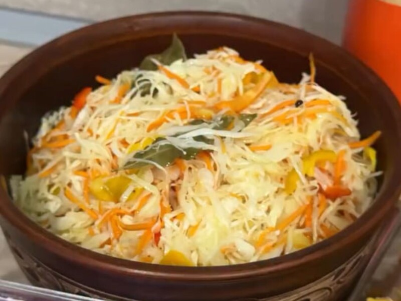 Осенью можно не только квасить, но и мариновать. Простой рецепт хрустящей капусты под горячим маринадом