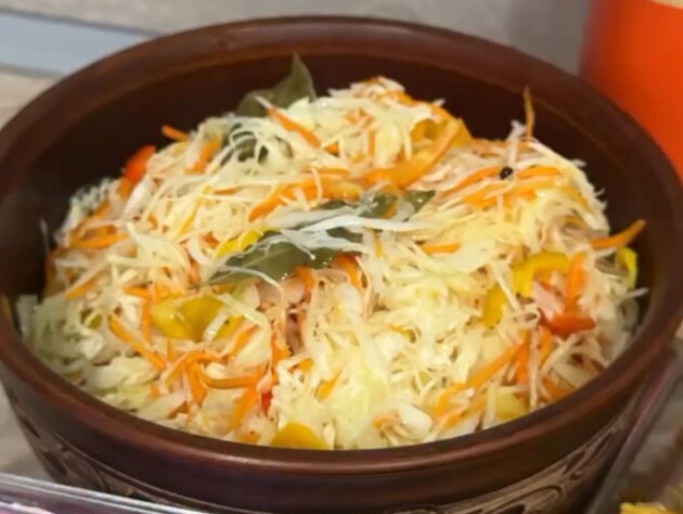 Осенью можно не только квасить, но и мариновать. Простой рецепт хрустящей капусты под горячим маринадом