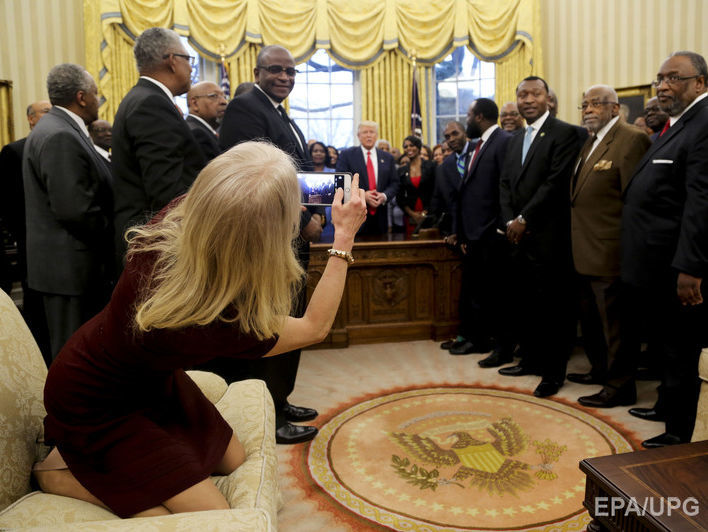 Советник Трампа забралась с ногами на диван во время встречи в Овальном кабинете