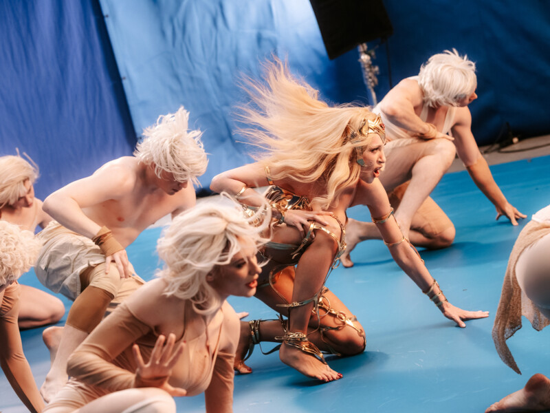 Княгиня Ольга и суперженщина. Полякова запремьерила хит Warrior, который записала с британцами. Видео