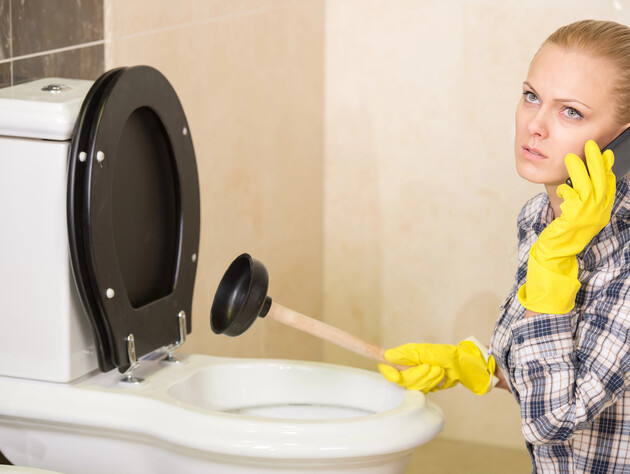 Цей розчин знищить вапняний наліт в унітазі краще, ніж купа хімікатів. Бюджетний лайфхак