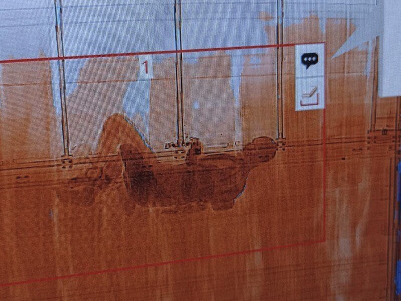 "Аномалія". На кордоні з Румунією серед підгузків у вантажівці виявили чоловіка. Фото, відео