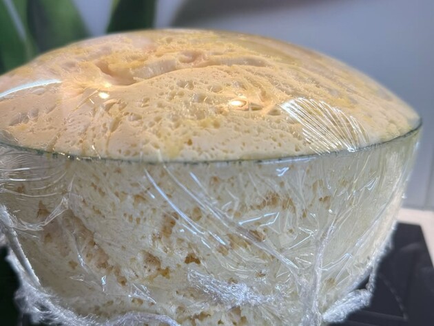 Приготуйте із цього неймовірно пишного й ніжного тіста булочки або рогалики. Магічний рецепт