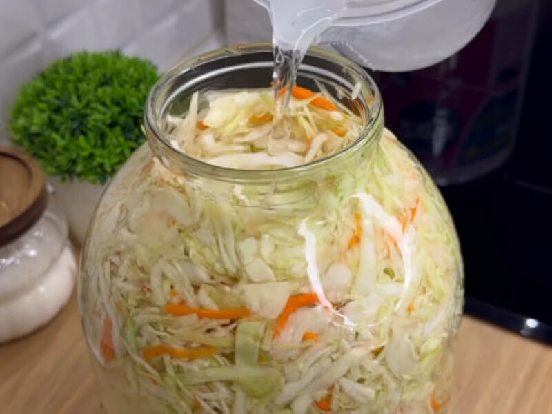 Начинайте уже квасить. Простой рецепт квашеной капусты в соленом рассоле – ароматной и хрустящей