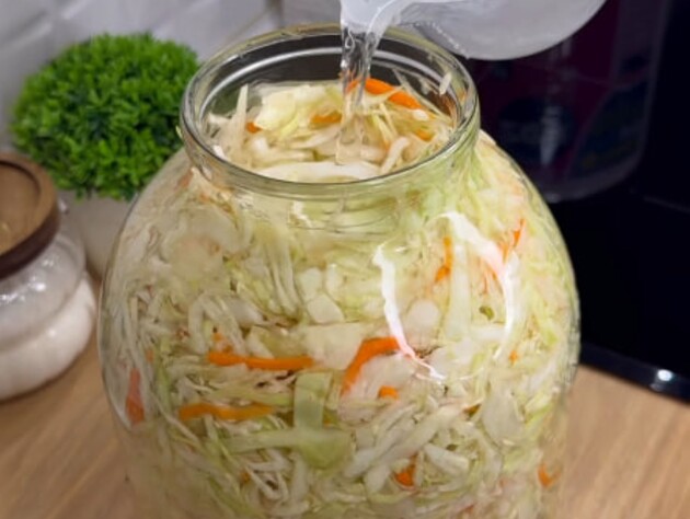 Начинайте уже квасить. Простой рецепт квашеной капусты в соленом рассоле – ароматной и хрустящей