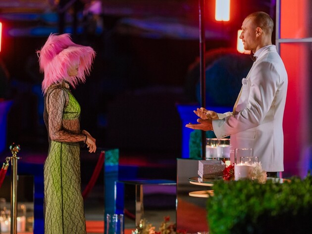 Девушка на лимузине и мохнатая шапочка. После премьеры 