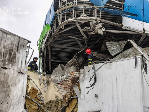 Суми з ночі – під атакою росіян. Пошкоджено будинки, АЗС, вокзал і пасажирські поїзди. Фото, відео