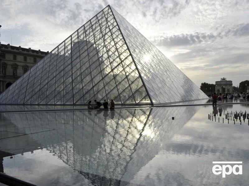 В Лувр в Париже ворвались неизвестные в масках. Музей ограбили за семь минут