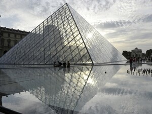 В Лувр в Париже ворвались неизвестные в масках. Музей ограбили за семь минут
