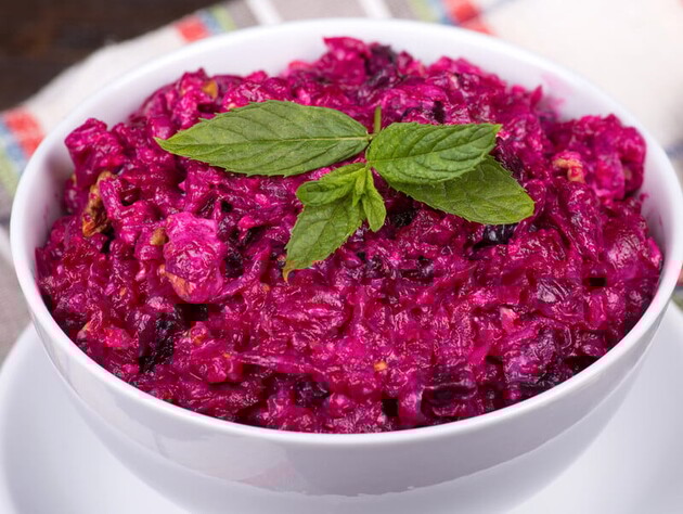 Просто смешайте это – и невероятно вкусный салат из свеклы будет готов за несколько минут
