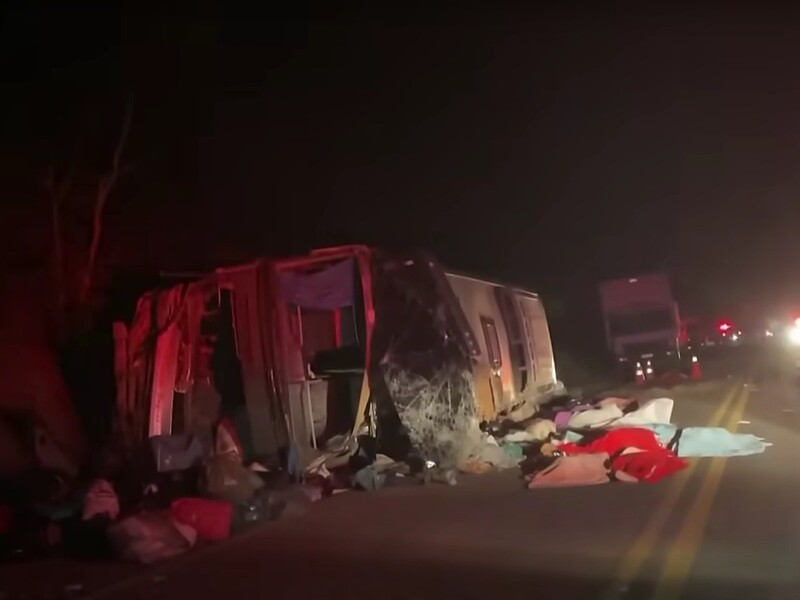 У Бразилії автобус в'їхав у піщаний насип, загинуло щонайменше 17 людей. Відео