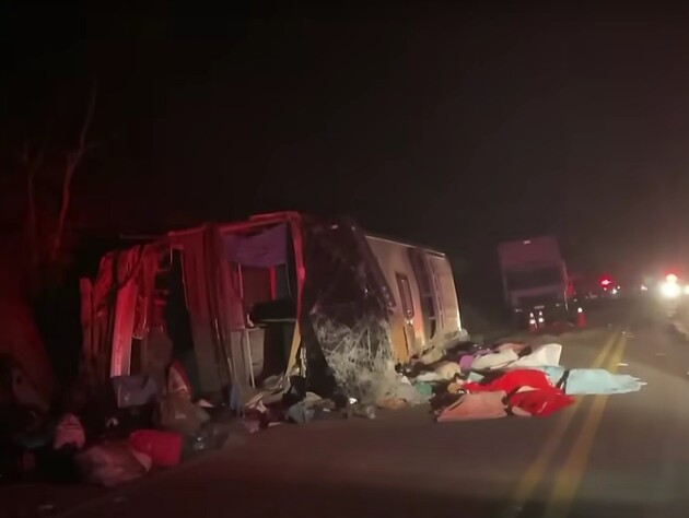 У Бразилії автобус в'їхав у піщаний насип, загинуло щонайменше 17 людей. Відео