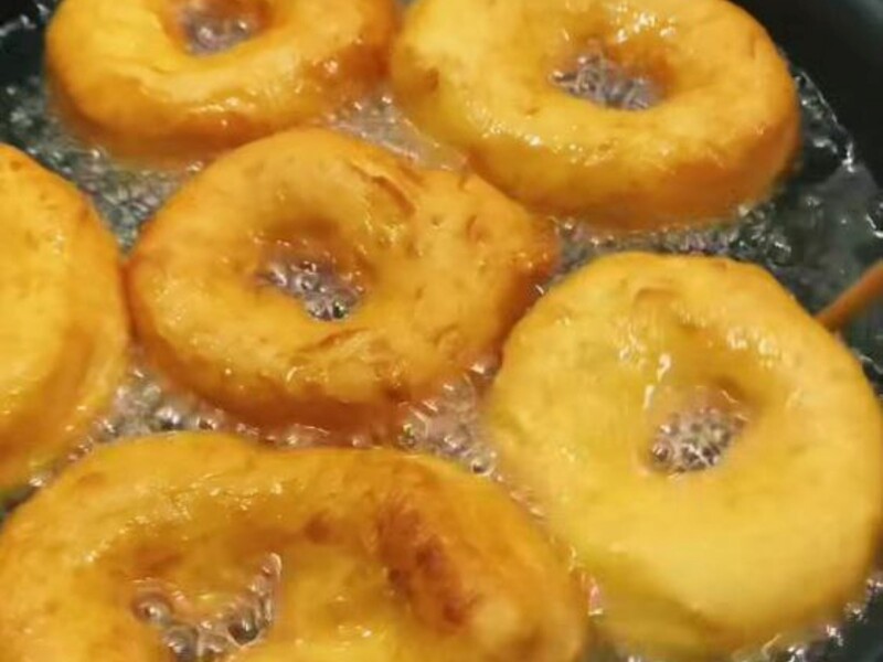 Сделайте это простое тесто – и пончики будут не только воздушные, но и очень вкусные. Быстрый рецепт